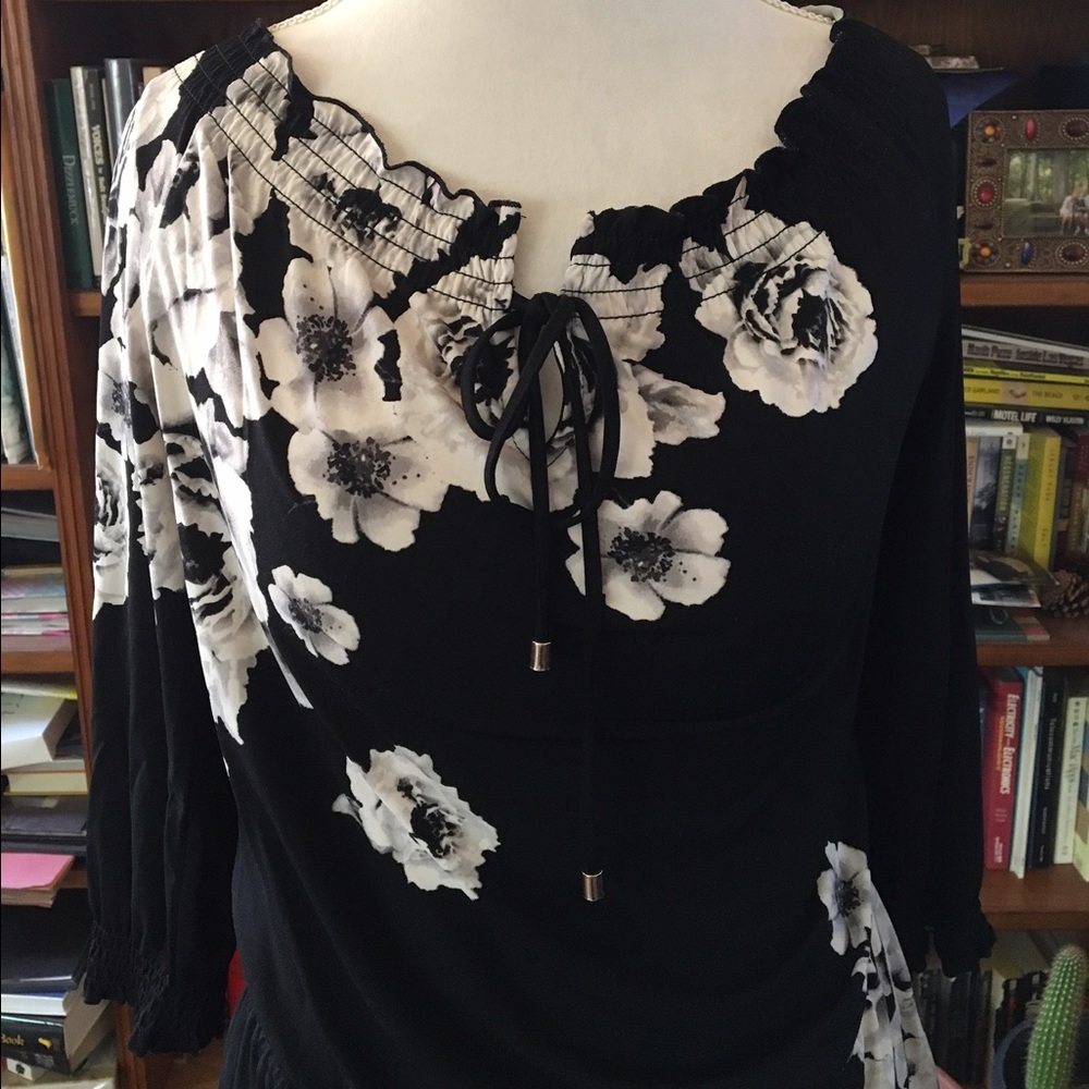 WHITE HOUSE Black Market Flower Blouse